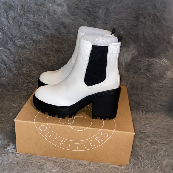 NWT Urban Outfitters Chloe Chelsea white boot - Picture 7 of 9